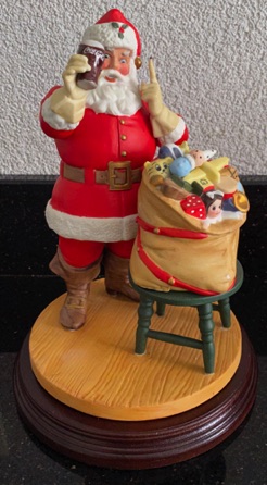 4401-1 € 95,00 coca cola beeldje kerstman met zak met cadeau's  LIM Edition.jpeg